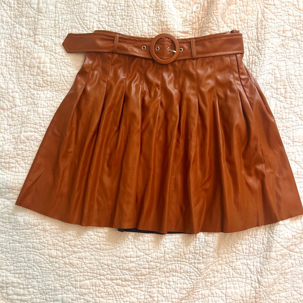Patent leather pleated belted mini-skirt